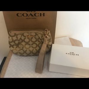 💯% Authentic Coach Poppy Beige Wristlet